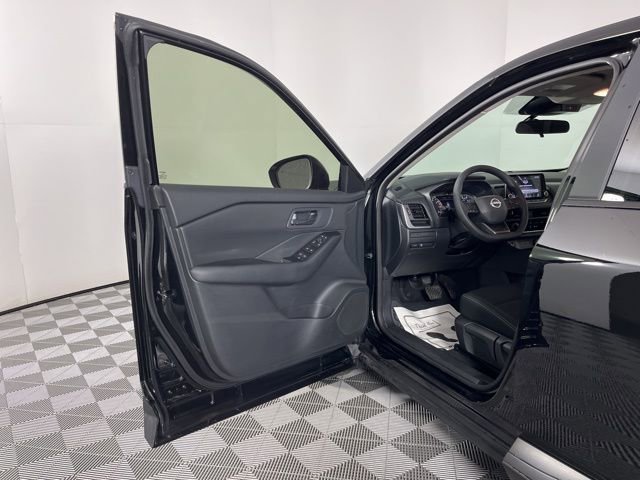 Used 2025 Nissan Rogue S image 17