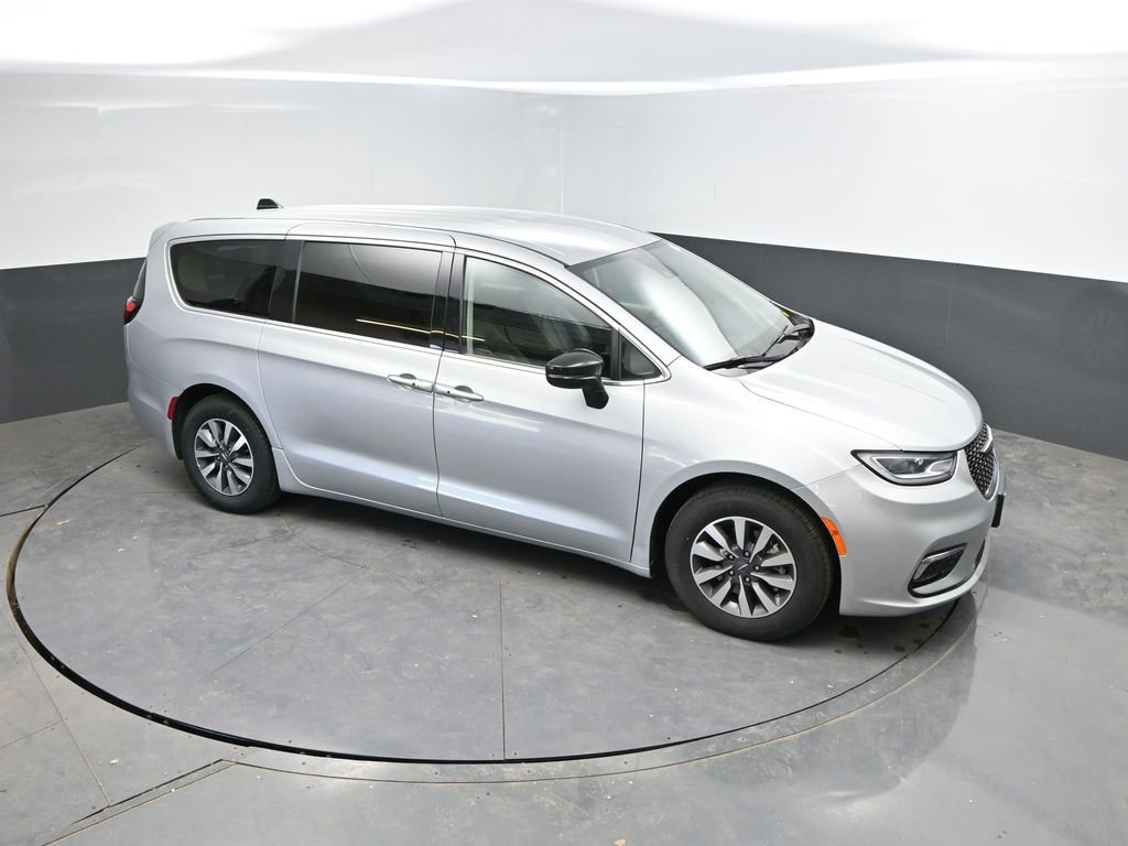 Used 2024 Chrysler Pacifica Select FWD image 24