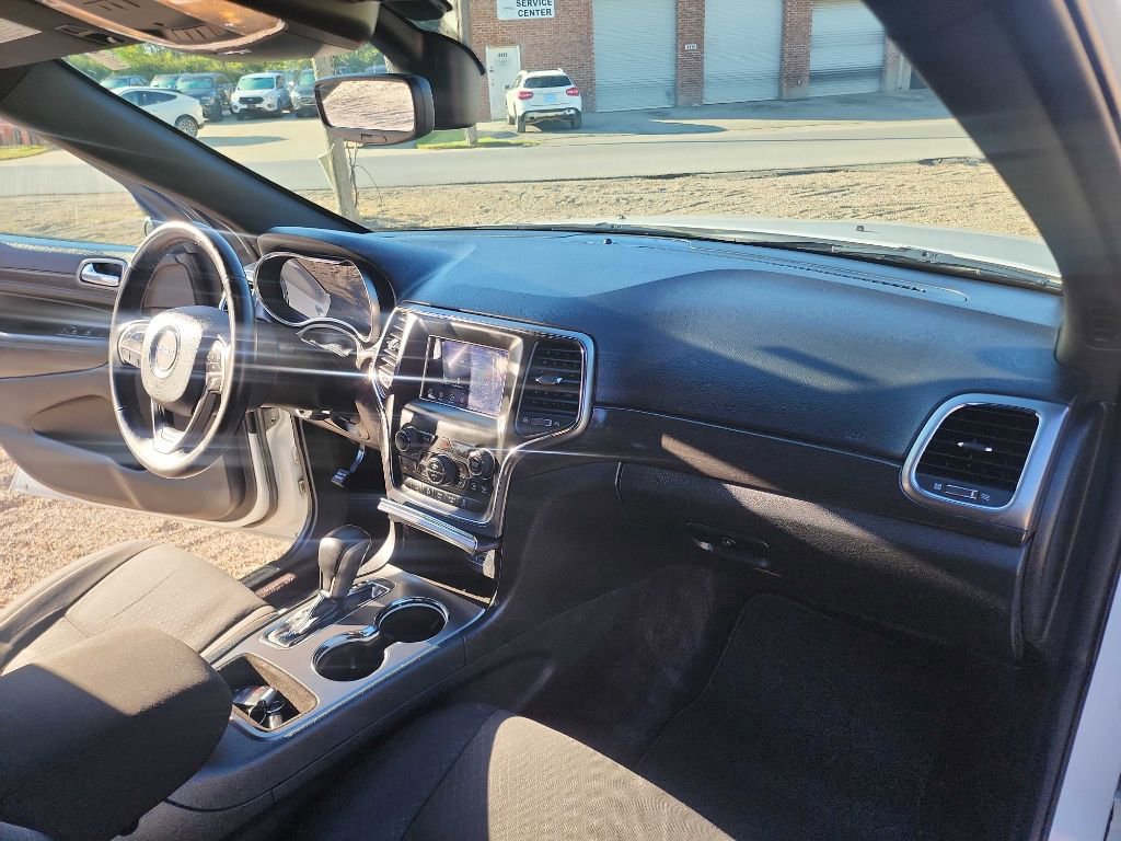 Used 2018 Jeep Grand Cherokee Laredo AWD/4WD image 37