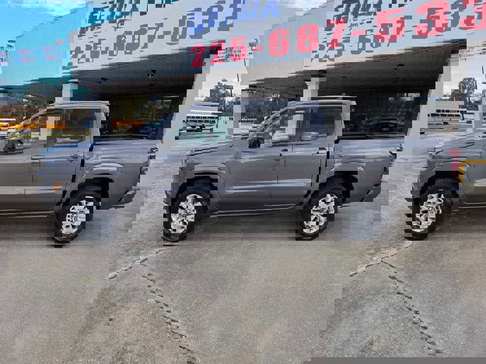 Used 2023 Nissan Frontier SV image 2