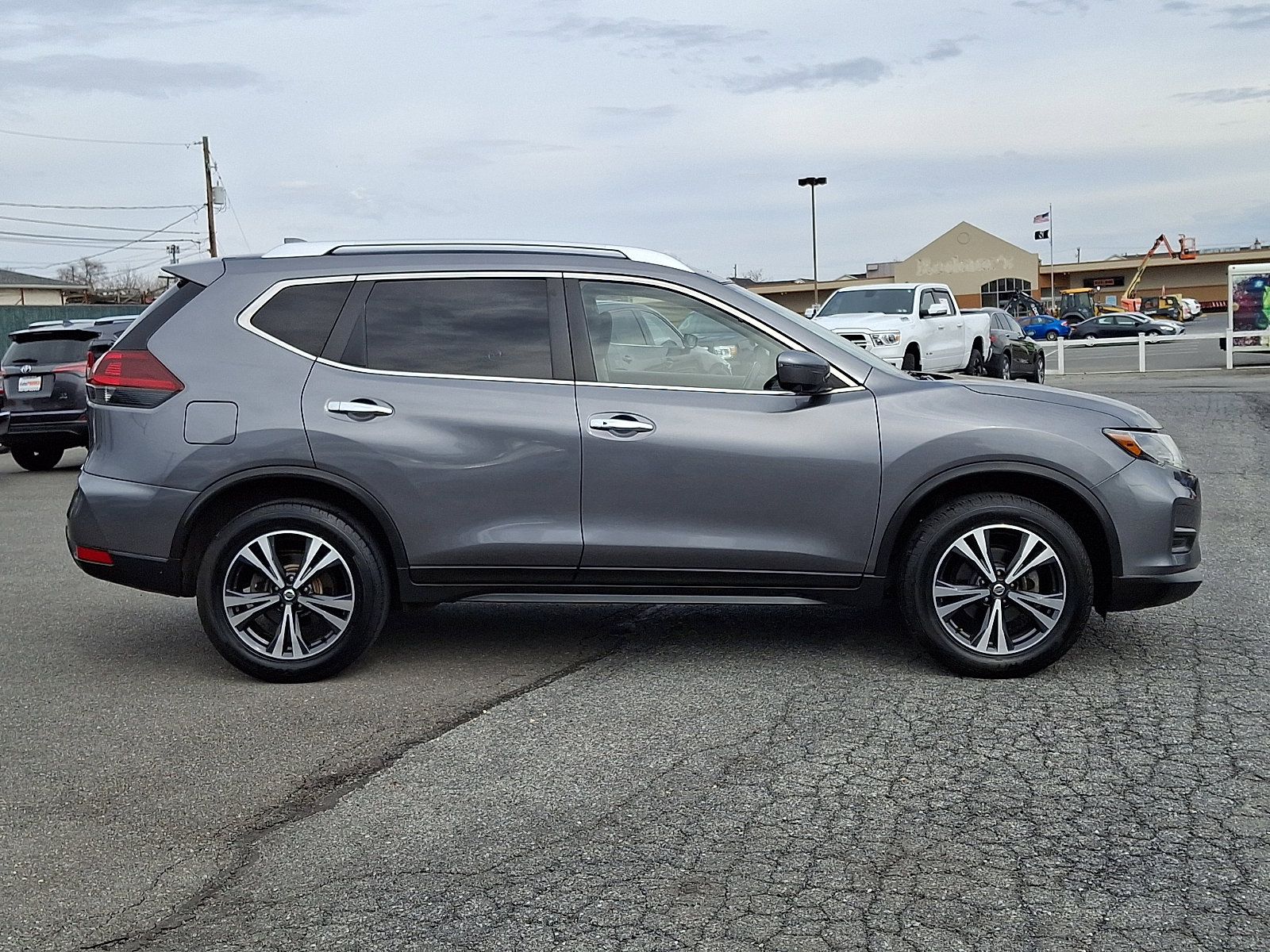 Used 2019 Nissan Rogue SV w/ Premium Package image 7