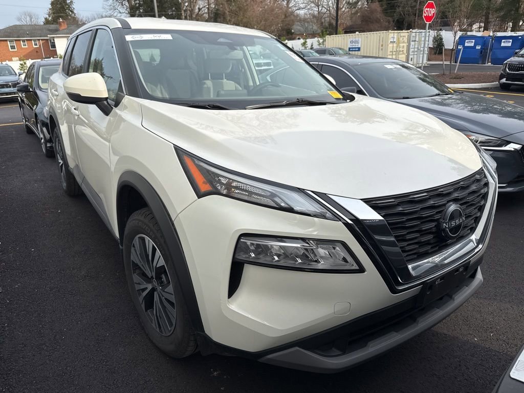 Used 2023 Nissan Rogue SV image 2