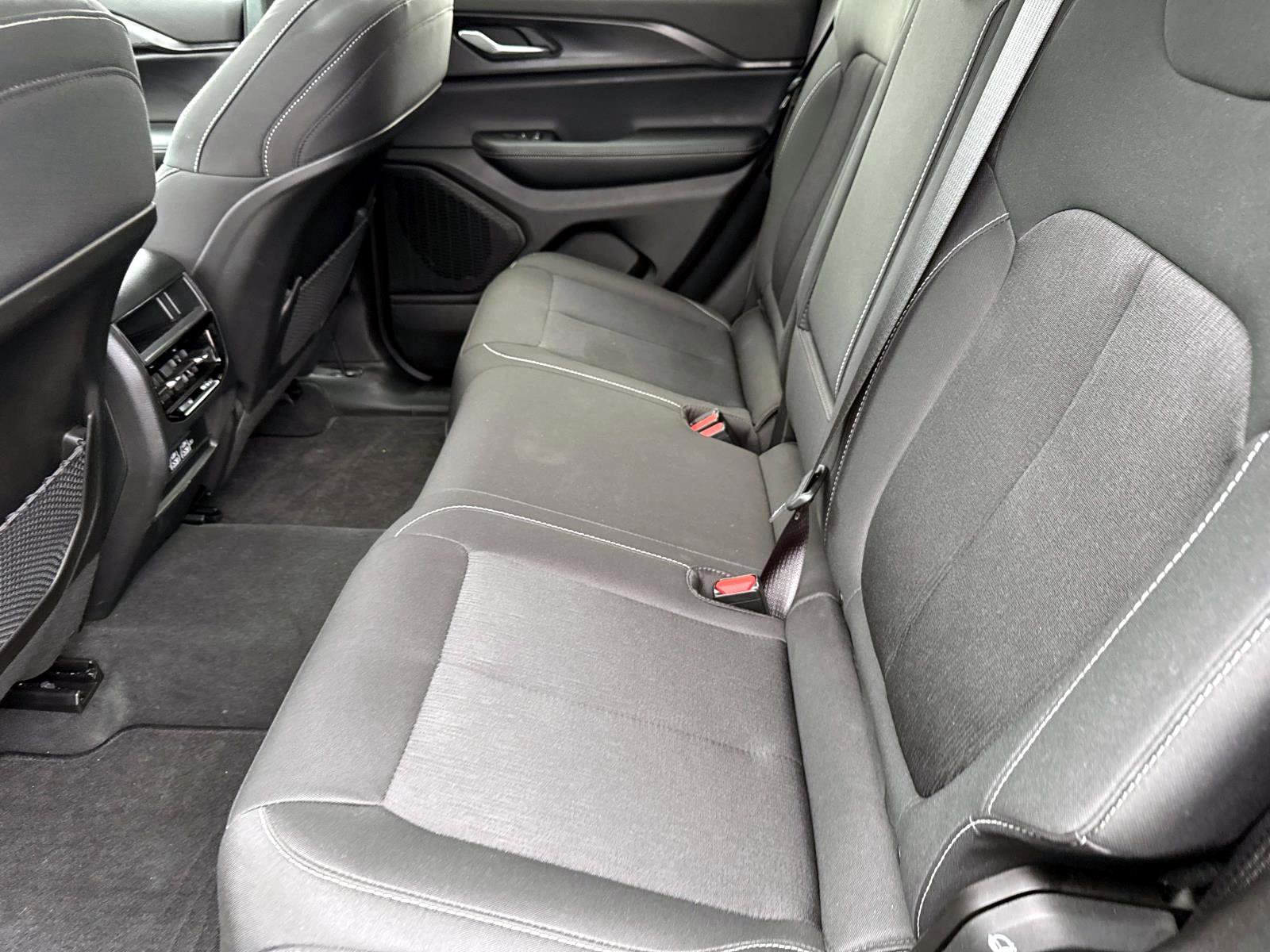 Used 2025 Jeep Grand Cherokee Laredo X image 6