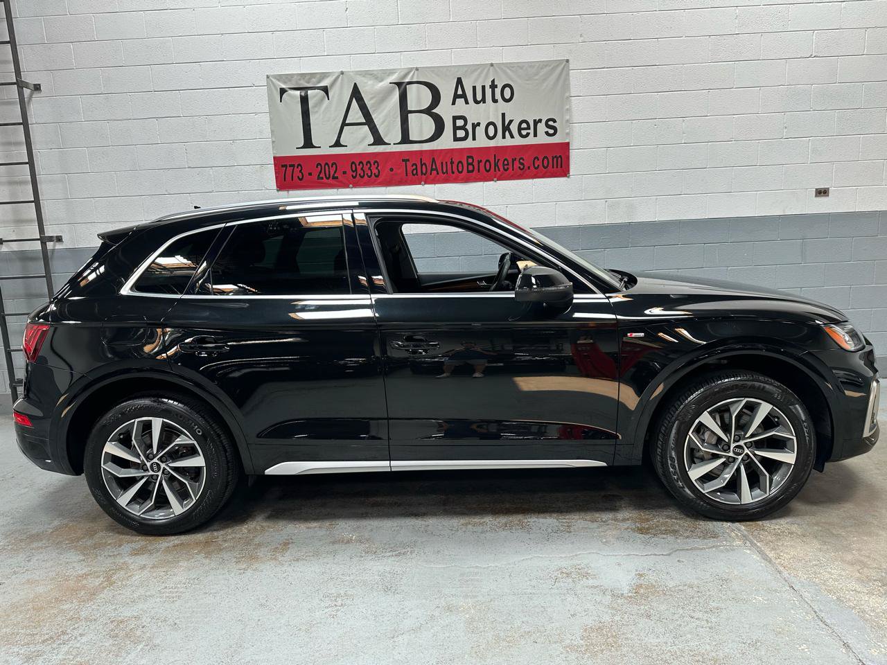 Used 2023 Audi Q5 45 TFSI Premium Plus Sport Uti w/ Premium Plus Package AWD/4WD image 2