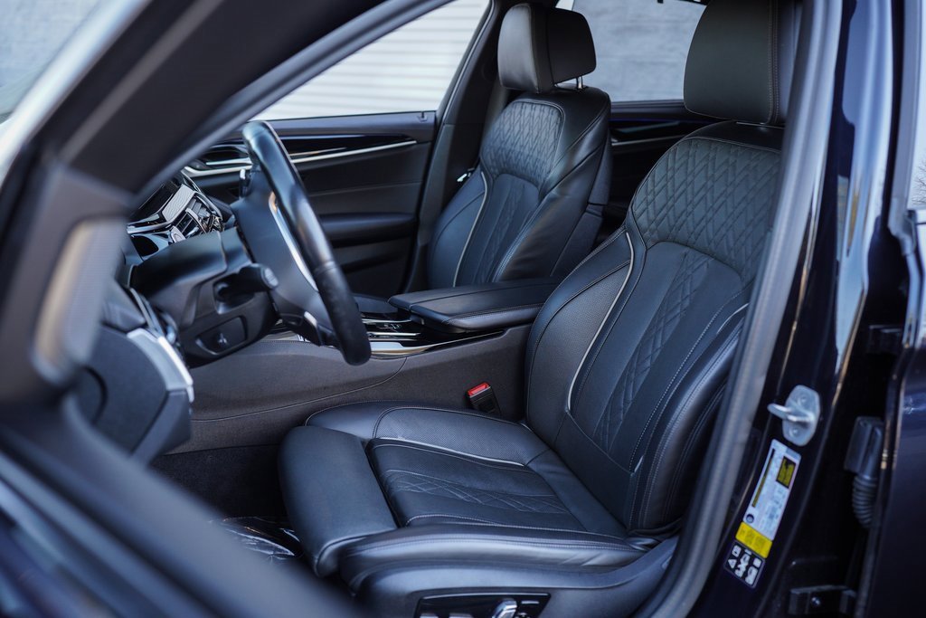 Used 2023 BMW M550i xDrive w/ Dynamic Handling Package image 21