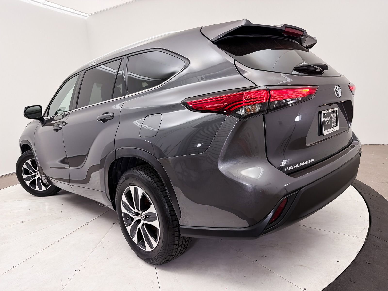 Used 2022 Toyota Highlander XLE FWD image 7