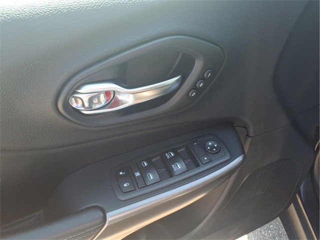 Used 2019 Jeep Cherokee Limited w/ Technology Group image 13