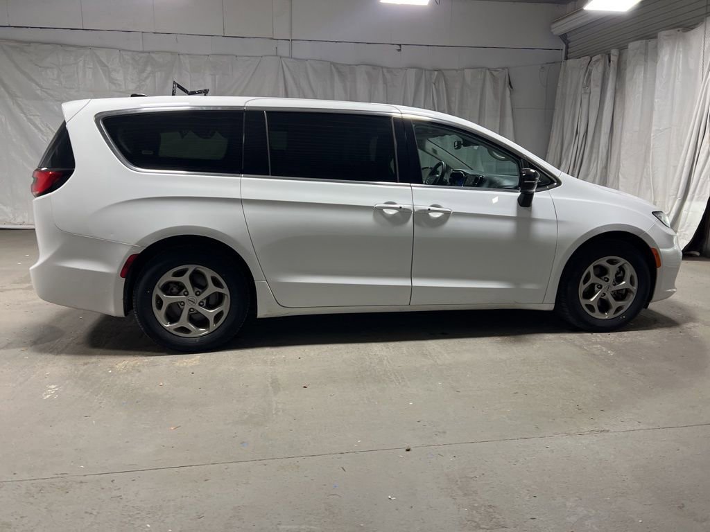 Used 2024 Chrysler Pacifica Limited image 8