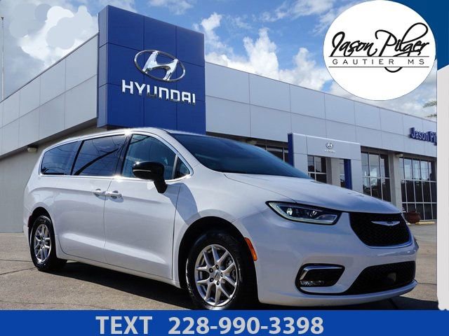 Used 2024 Chrysler Pacifica Touring-L image 1