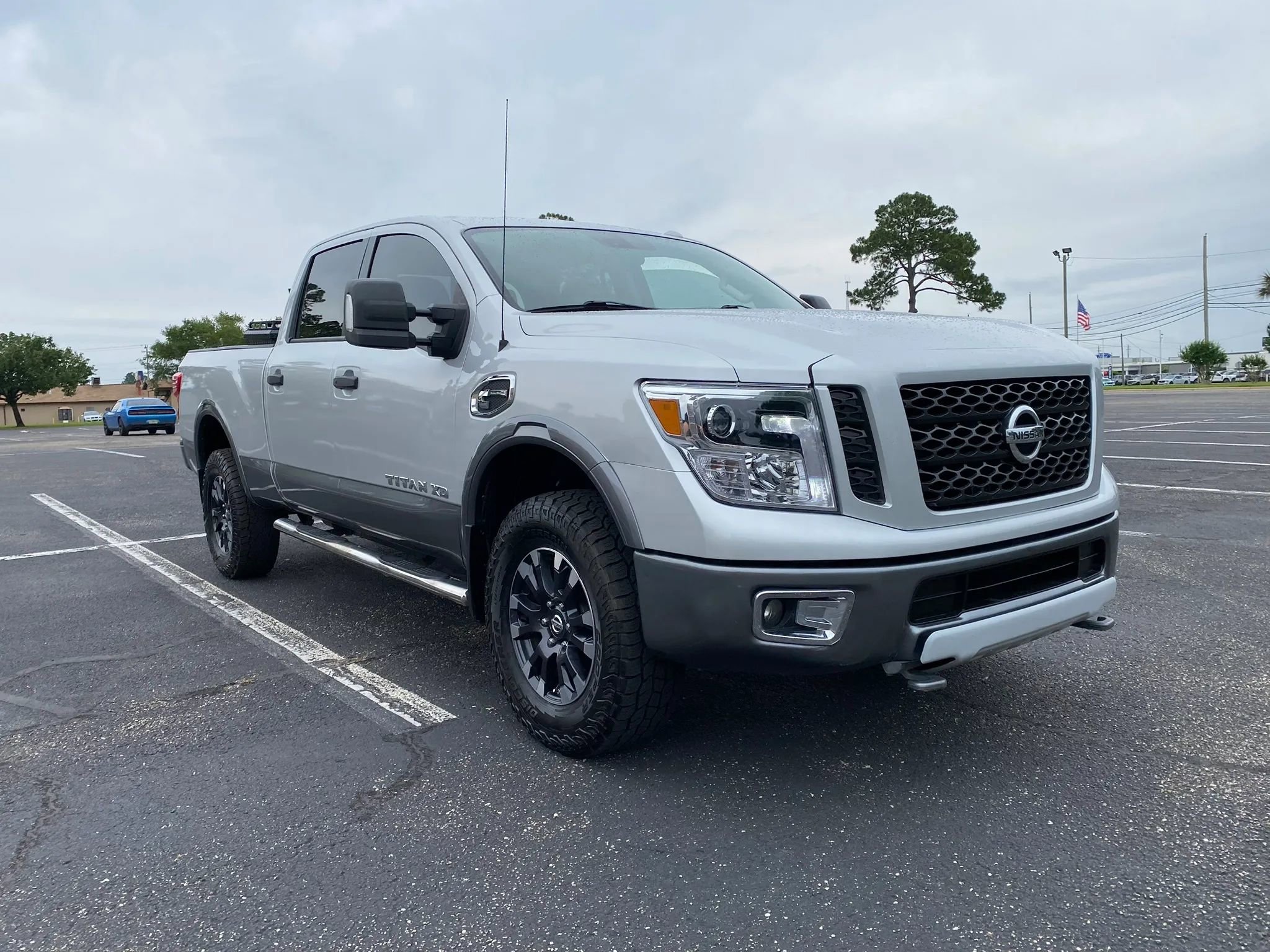 Used 2017 Nissan Titan PRO-4X AWD/4WD image 4