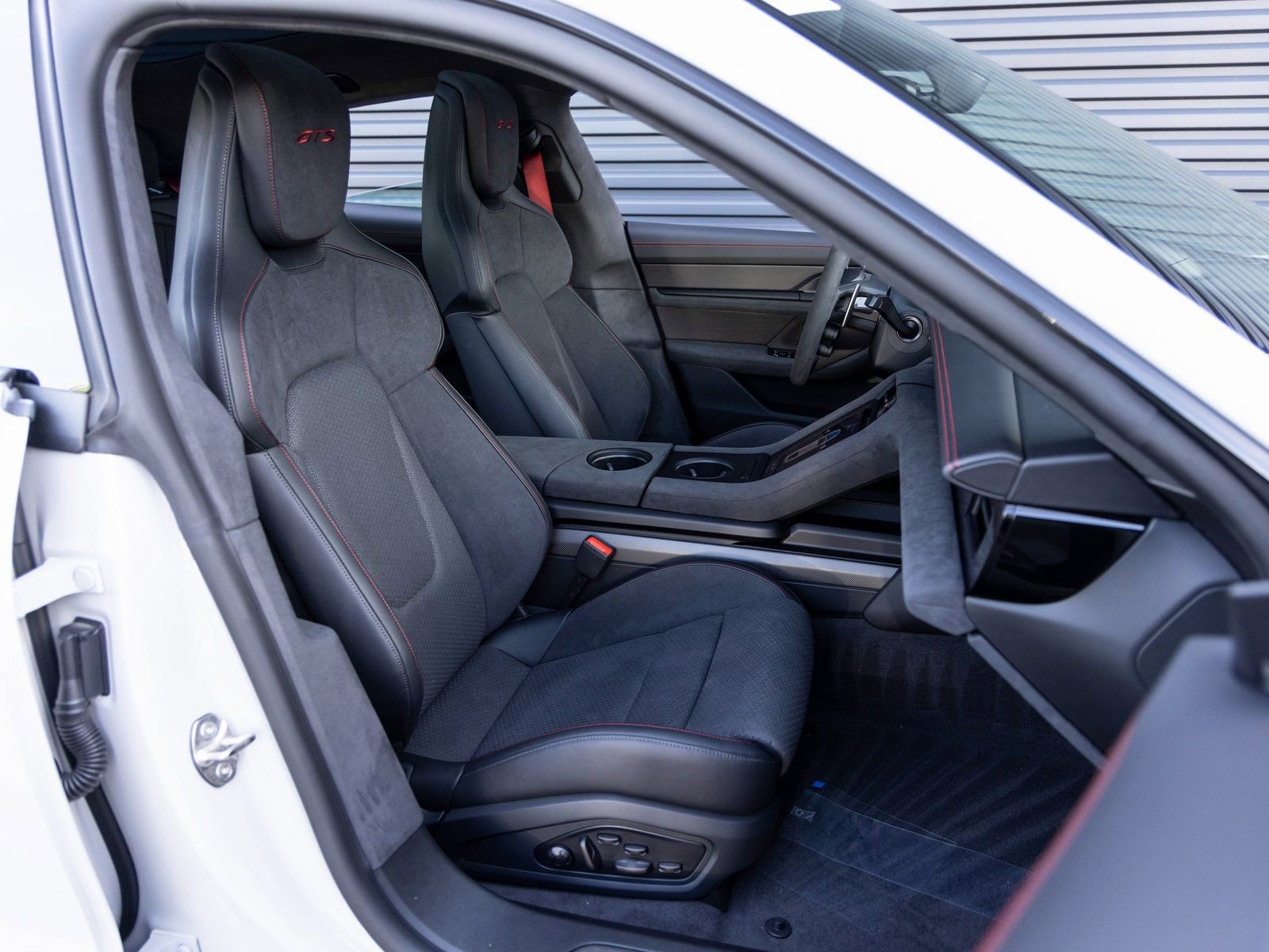 Used 2025 Porsche Taycan GTS image 32