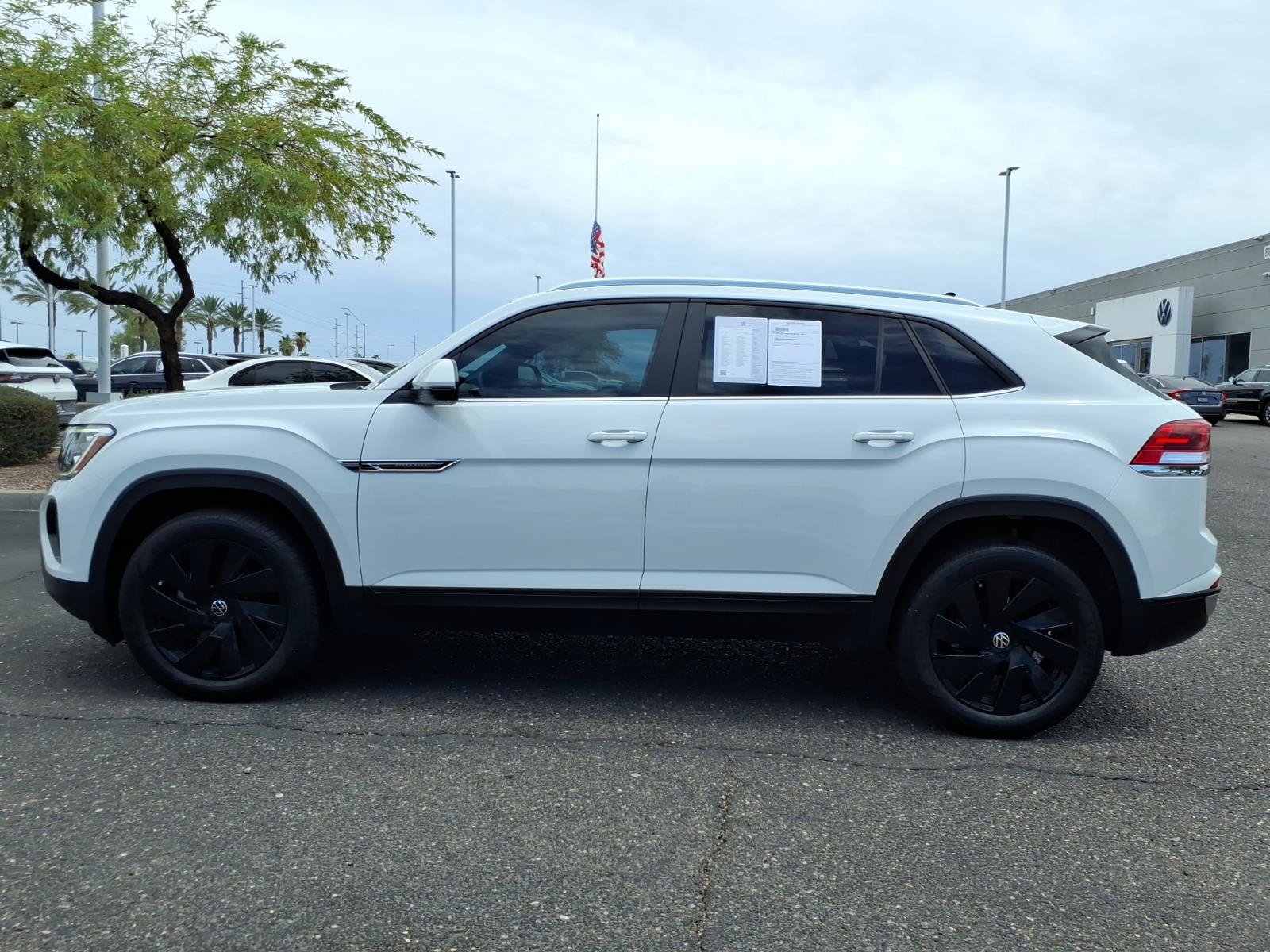 Certified 2024 Volkswagen Atlas Cross Sport SE w/ Panoramic Sunroof Package FWD image 4