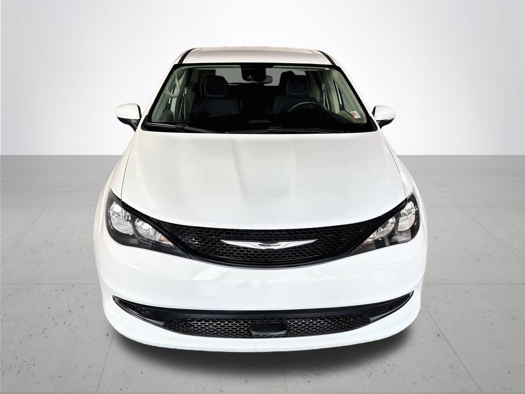 Used 2023 Chrysler Voyager LX FWD image 3