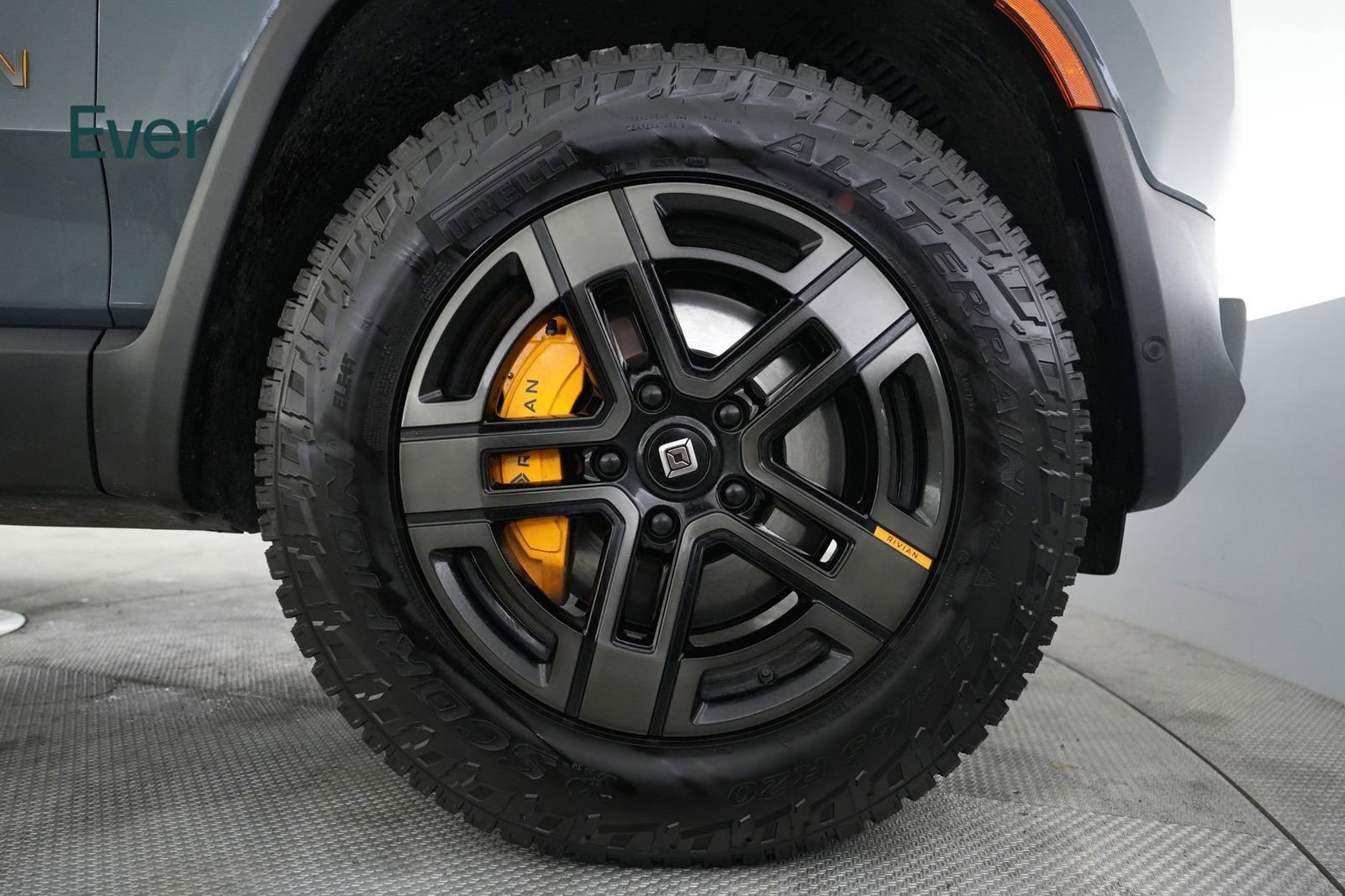 Used 2025 Rivian R1S Premium image 19