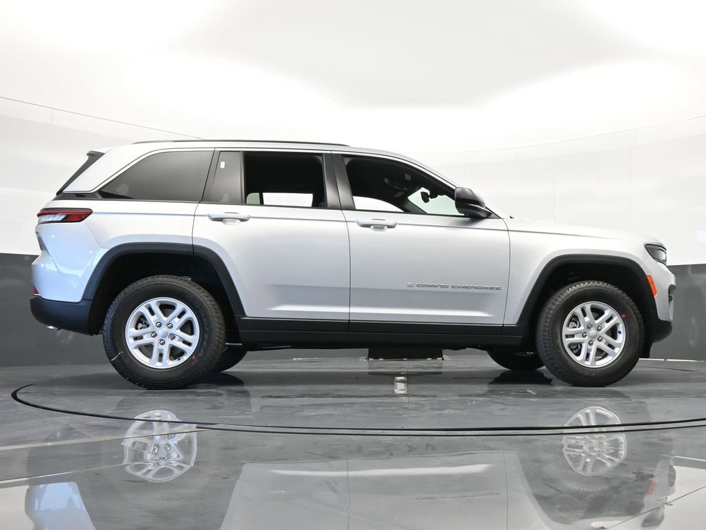 Used 2024 Jeep Grand Cherokee Laredo w/ Trailer Tow Package image 43