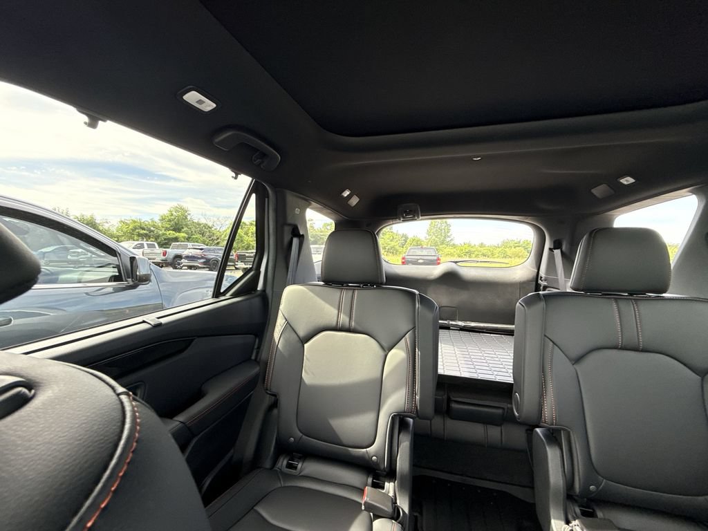 Used 2025 Honda Pilot TrailSport image 11