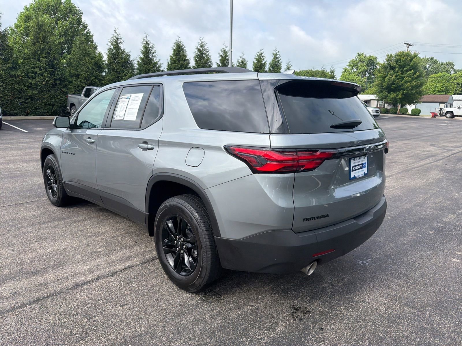 Used 2023 Chevrolet Traverse LT FWD image 3