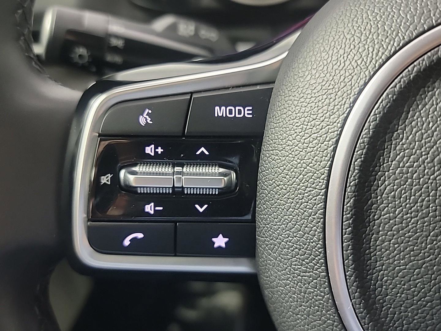 Used 2024 Kia Carnival EX image 29