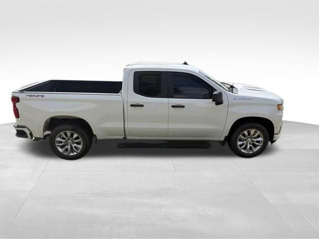 Used 2019 Chevrolet Silverado 1500 Custom w/ Custom Convenience Package AWD/4WD image 3