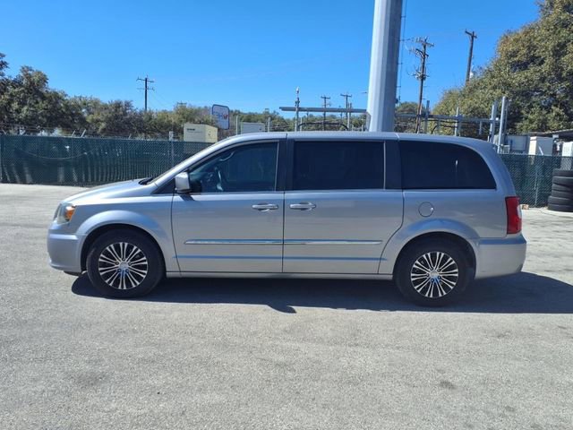 Used 2014 Chrysler Town & Country S image 4