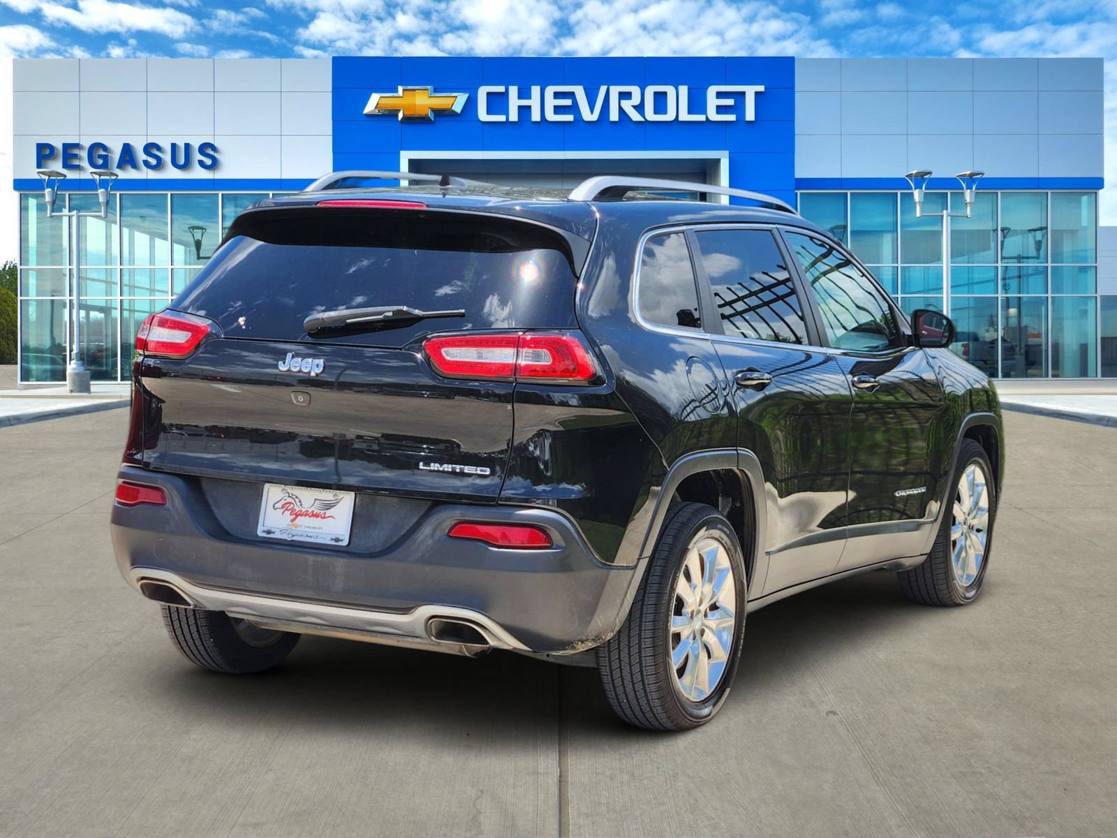 Used 2016 Jeep Cherokee Limited w/ Luxury Group FWD image 4