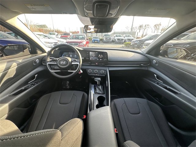 Used 2025 Hyundai Elantra SE image 3