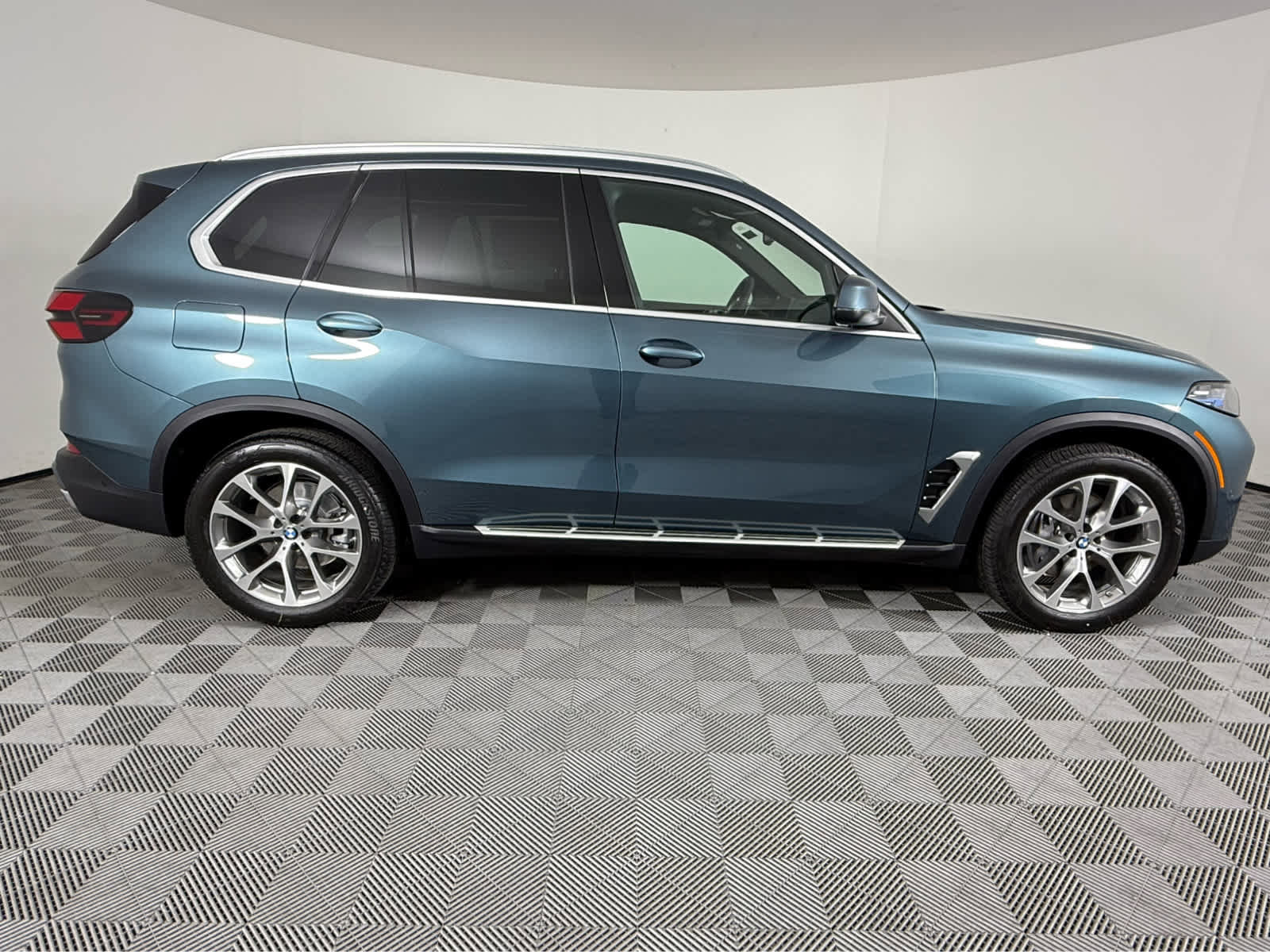 New 2026 BMW X5 xDrive40i w/ Climate Comfort Package image 3