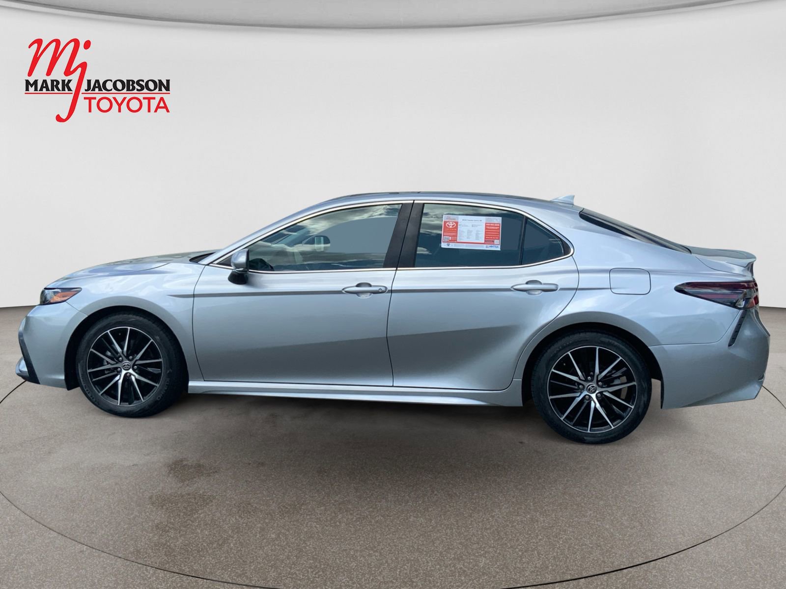 Used 2024 Toyota Camry SE w/ Cold Weather Package FWD image 9