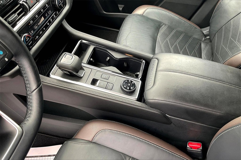 Used 2024 Nissan Pathfinder Platinum image 17