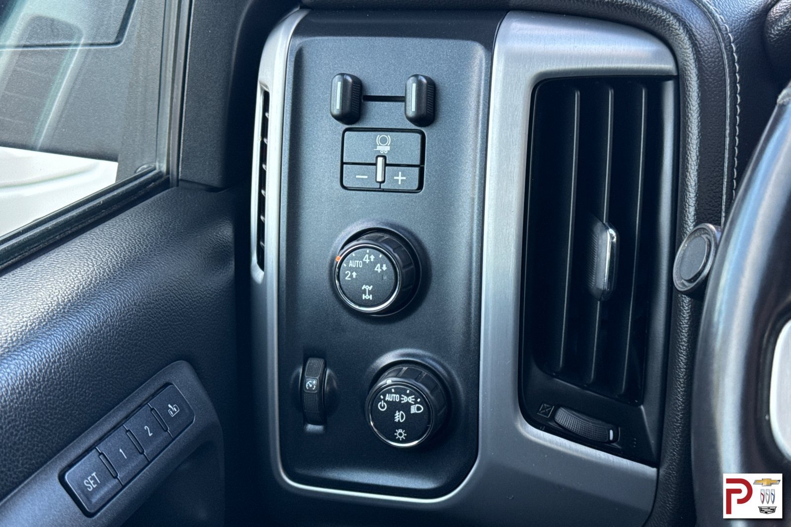 Used 2015 GMC Sierra 1500 SLT w/ SLT Crew Cab Value Package AWD/4WD image 31