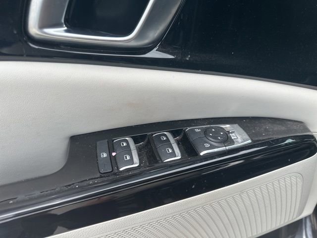 Used 2024 Kia Carnival EX FWD image 4