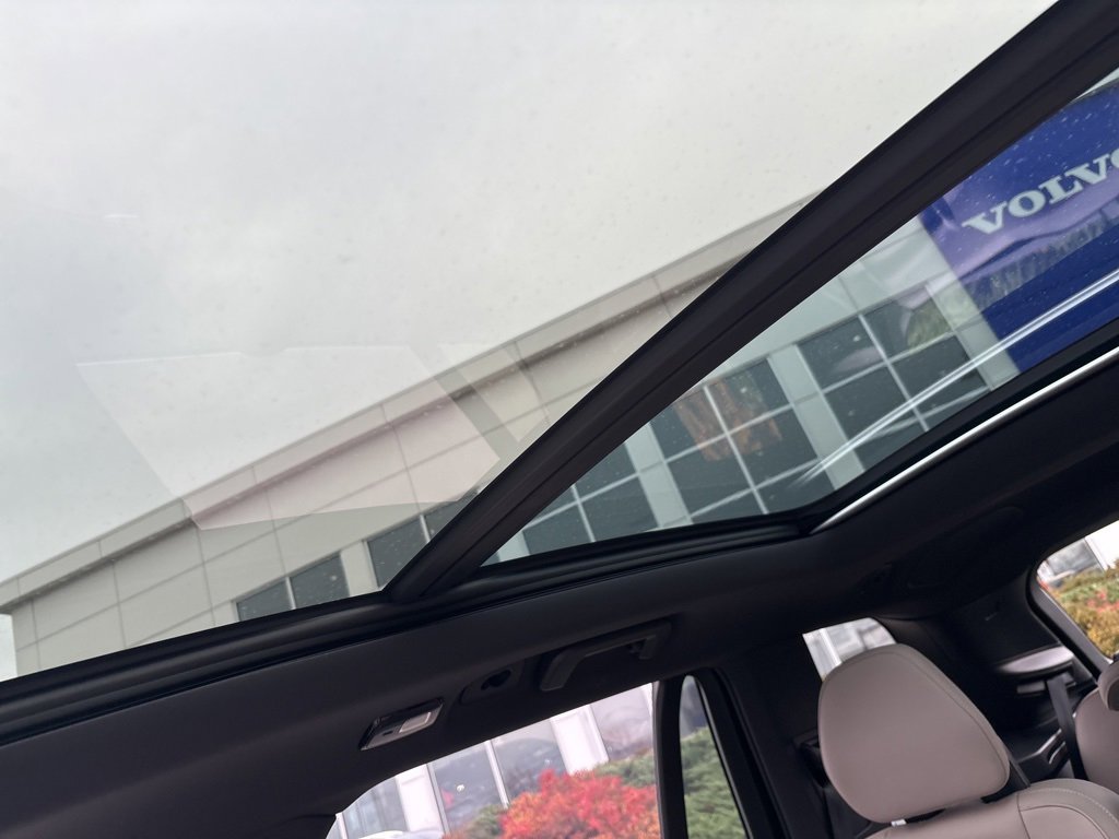 Certified 2025 Volvo XC90 B6 Plus image 34