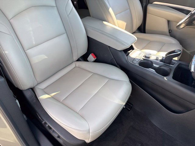 Used 2022 Cadillac XT4 Luxury w/ Cold Weather Package AWD/4WD image 22
