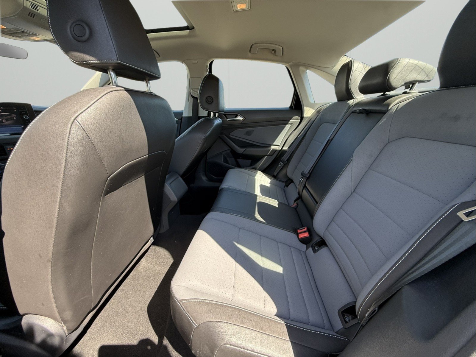 Used 2025 Volkswagen Jetta SE FWD image 25