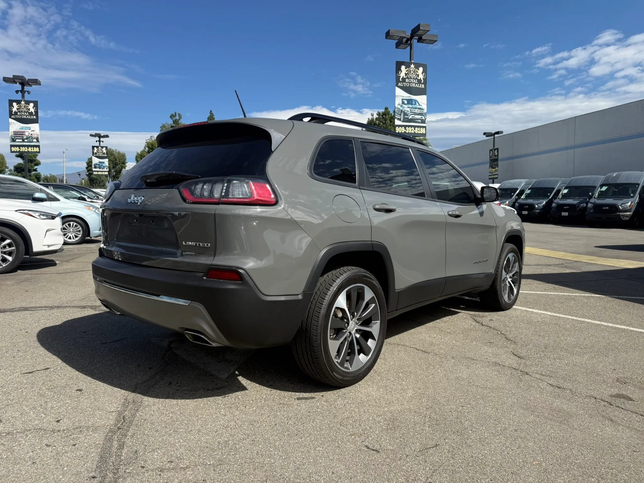 Used 2022 Jeep Cherokee Limited w/ Elite Package AWD/4WD image 5