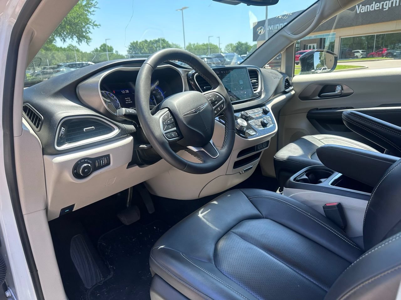 Used 2024 Chrysler Pacifica Touring-L FWD image 26
