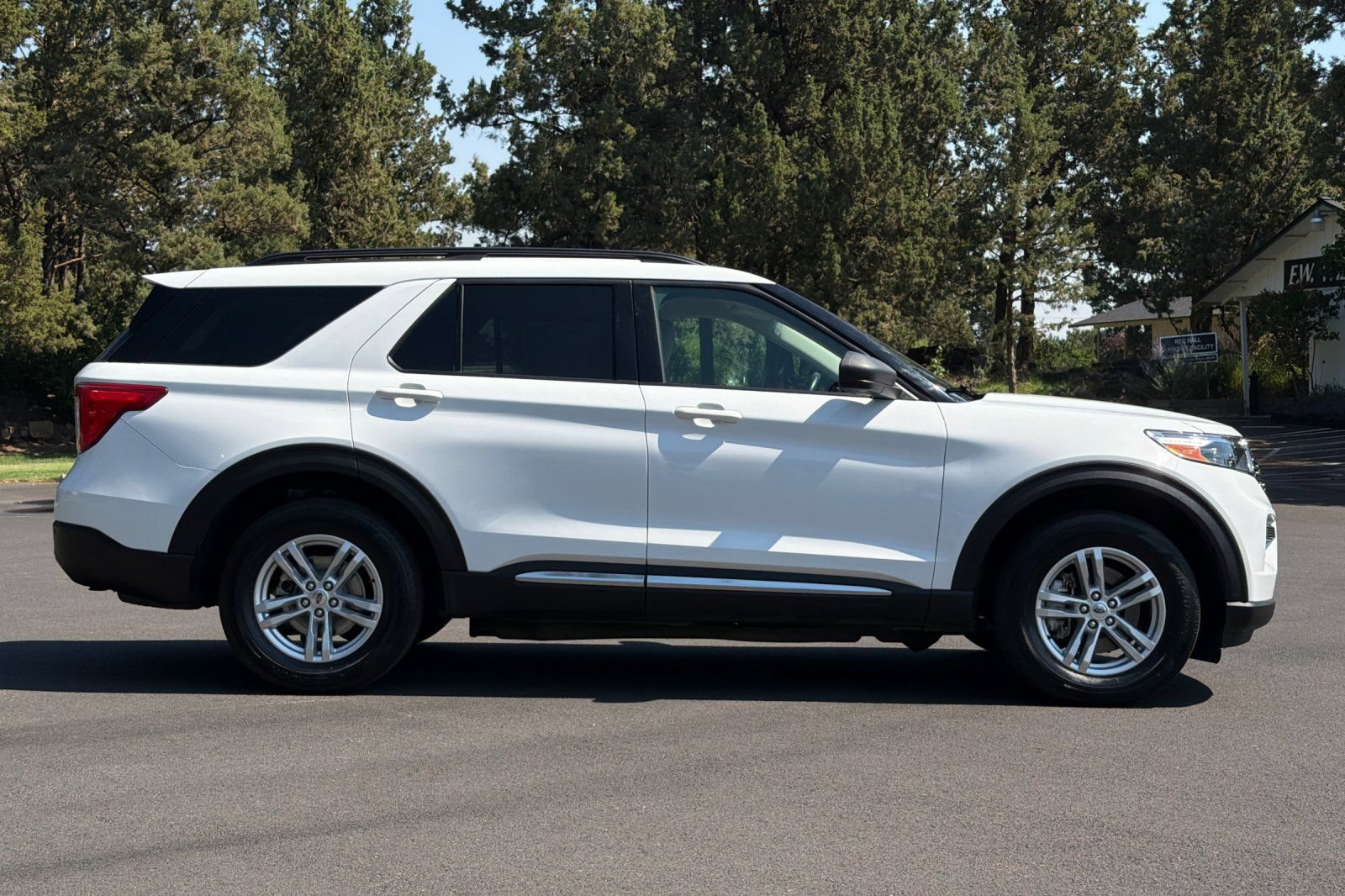 Used 2021 Ford Explorer XLT AWD/4WD image 3