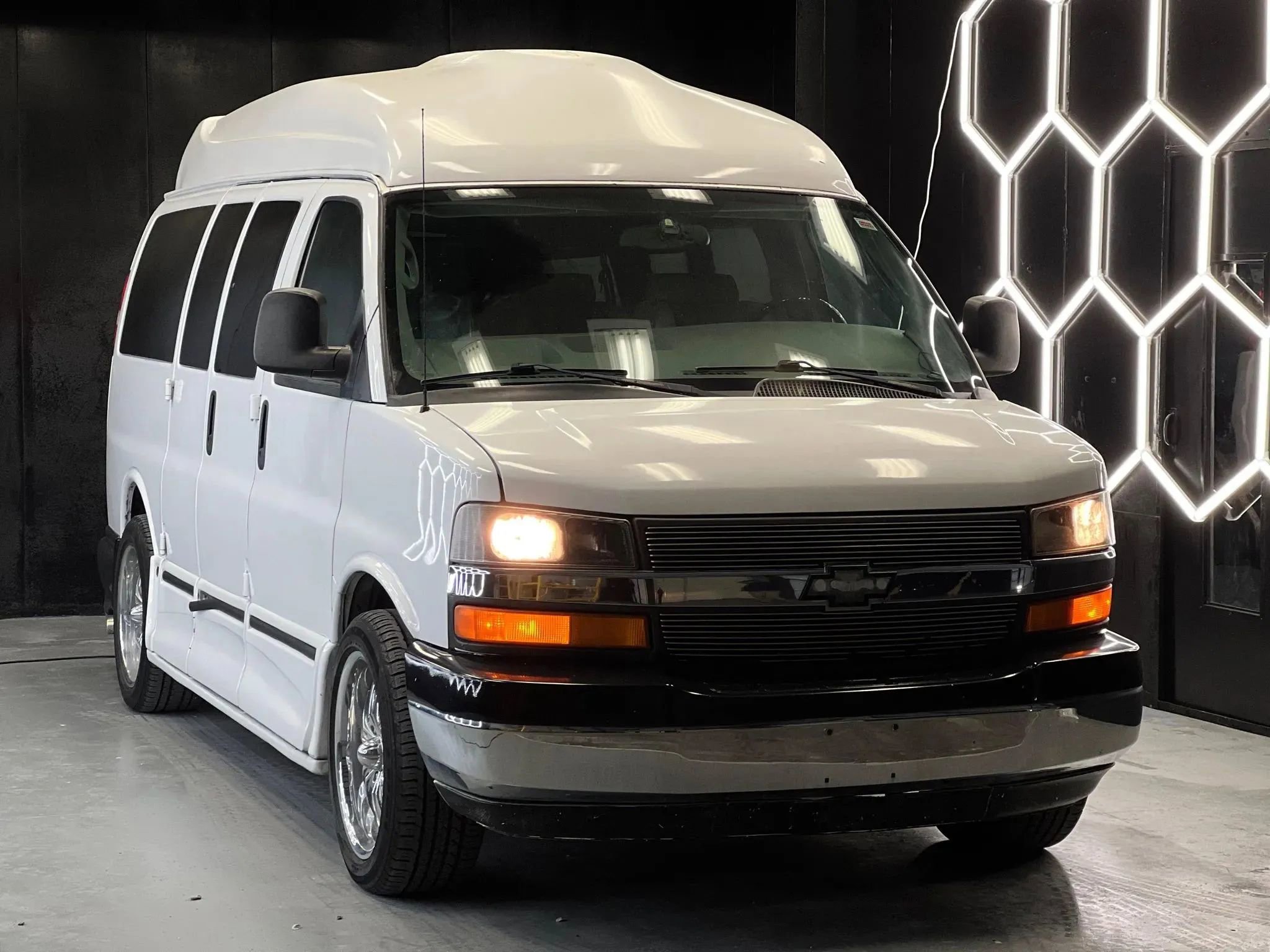 Used 2006 Chevrolet Express 1500 w/ Preferred Equipment Group image 2