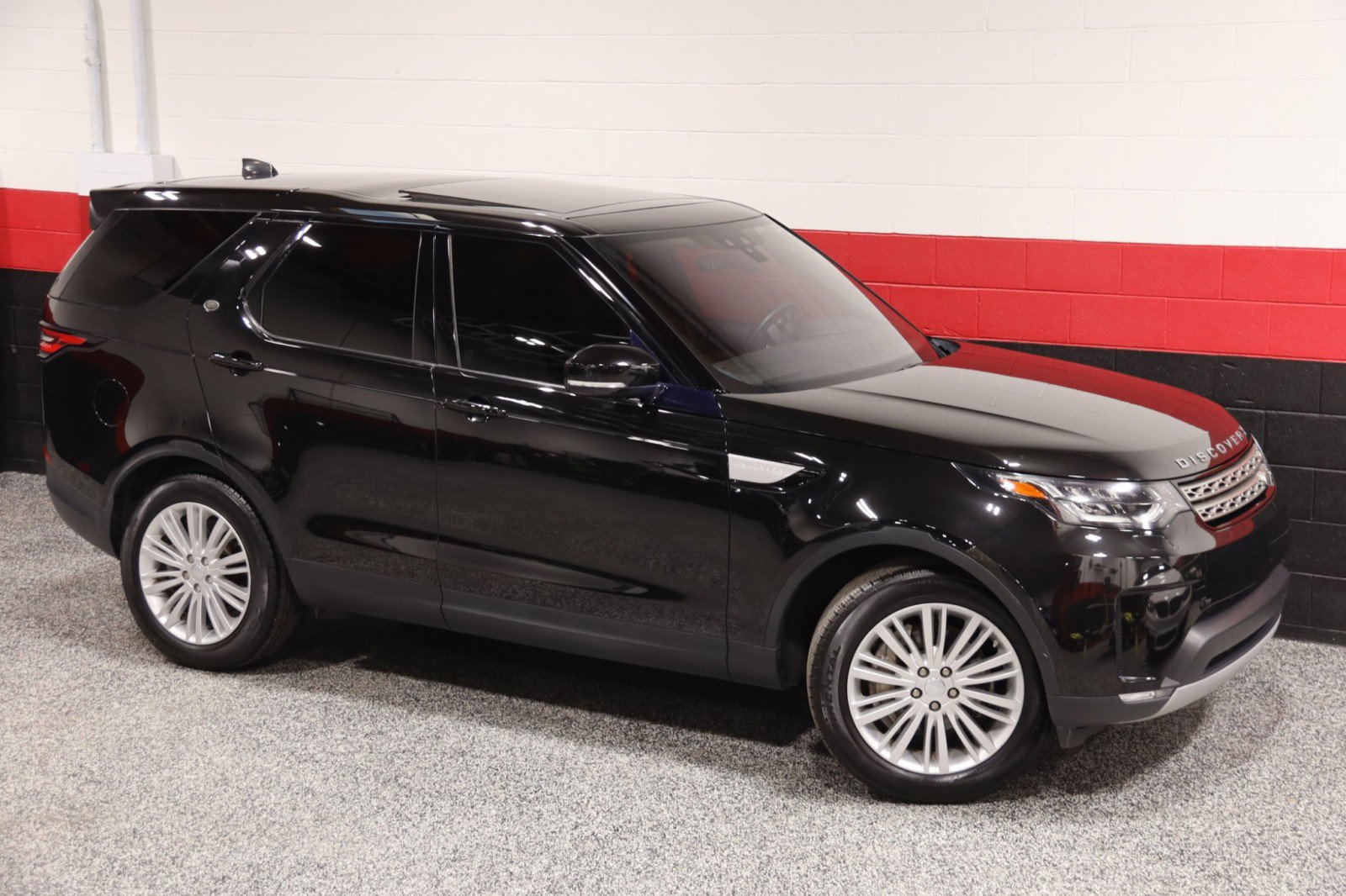 Used 2020 Land Rover Discovery HSE image 2