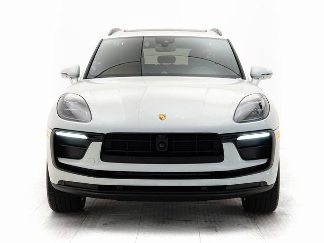 Certified 2025 Porsche Macan image 30