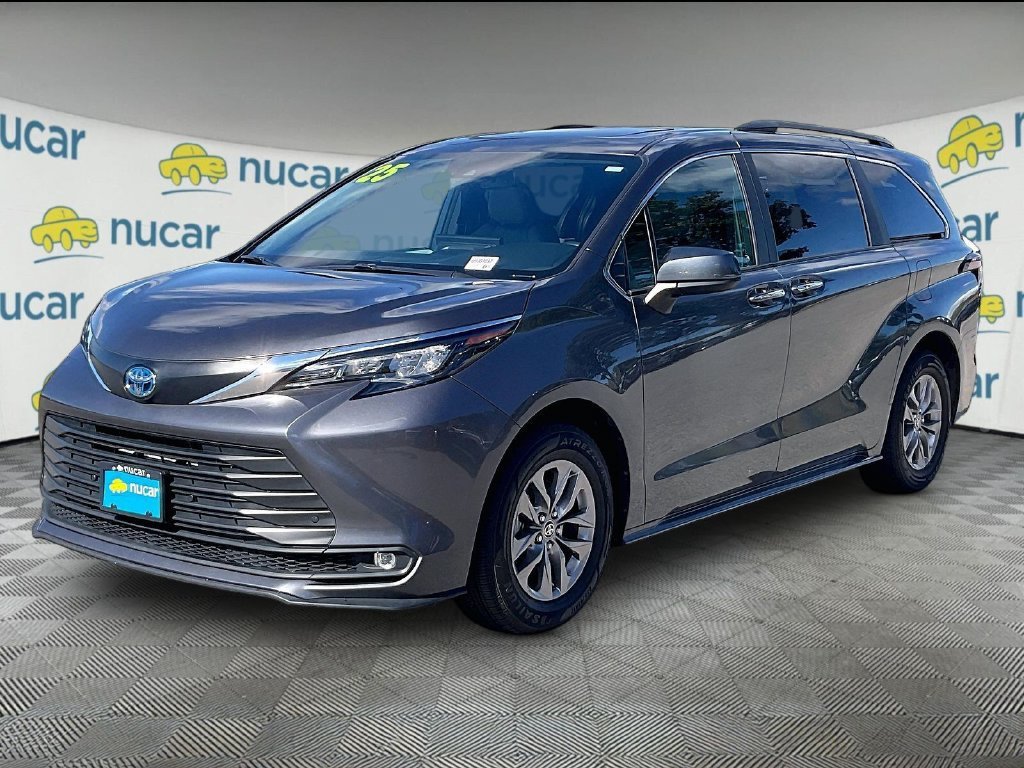 Used 2025 Toyota Sienna XLE FWD image 3