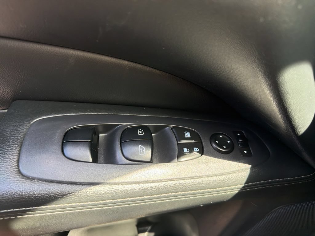 Used 2017 Nissan Pathfinder Platinum w/ Family Entertainment Package AWD/4WD image 33