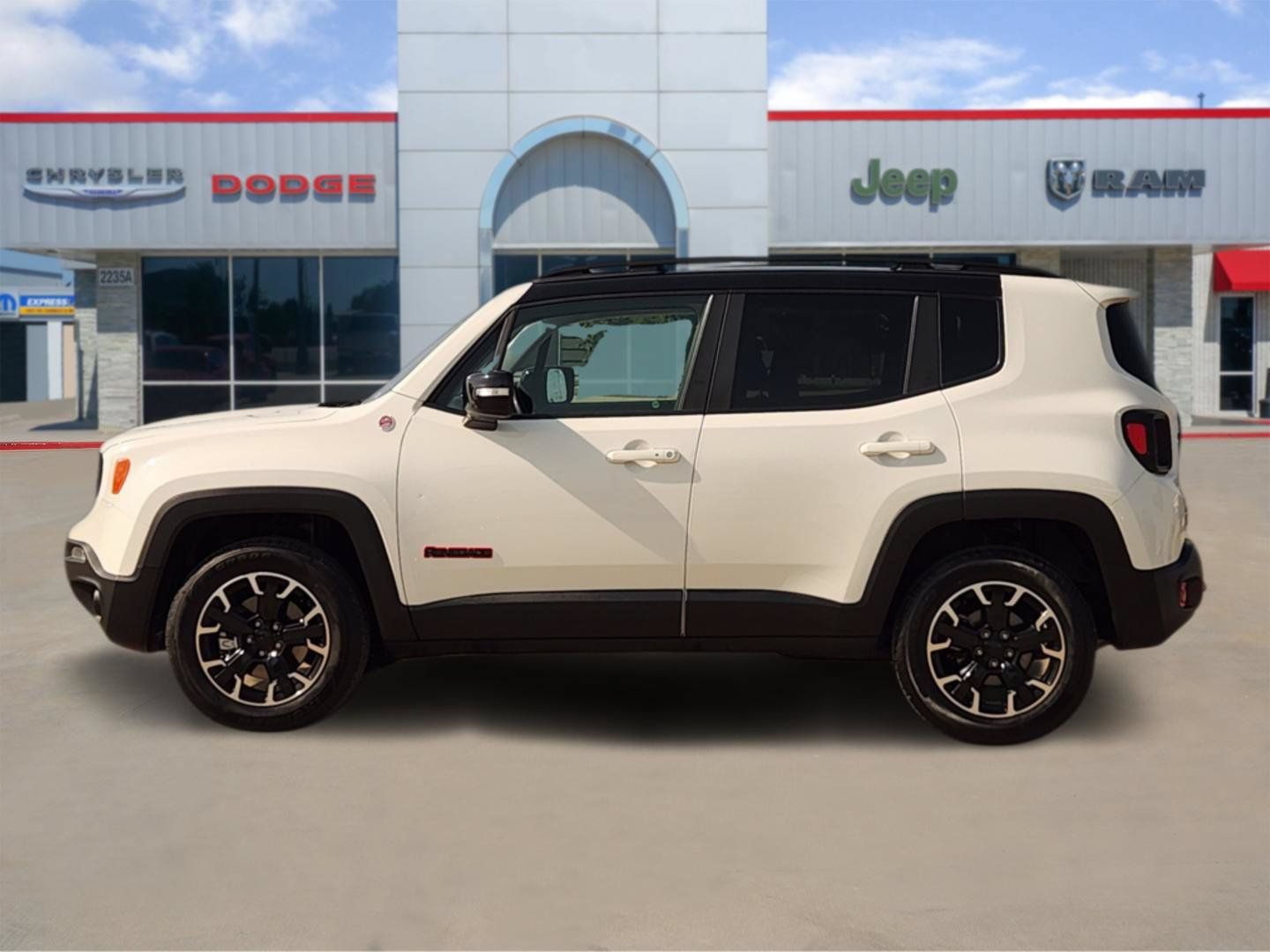 Used 2023 Jeep Renegade Trailhawk AWD/4WD image 3