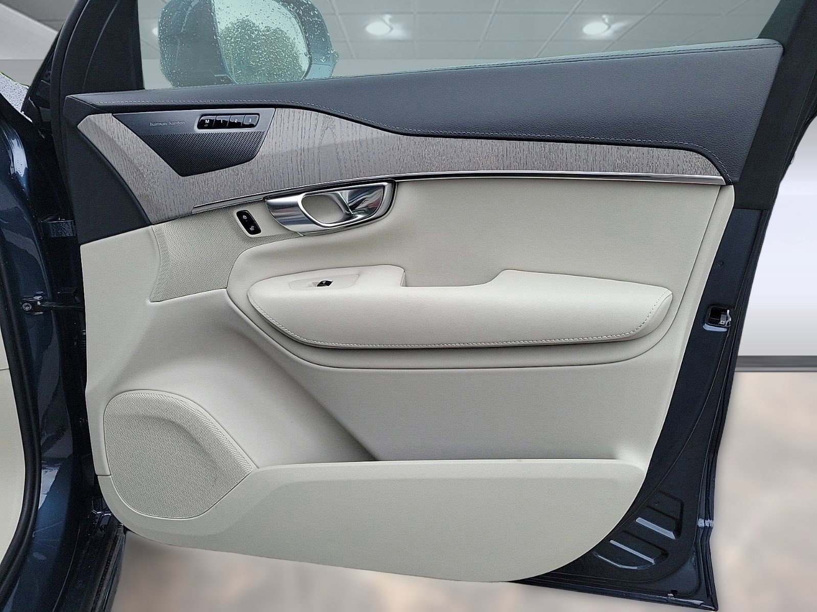 New 2024 Volvo XC90 T8 Ultimate w/ Protection Package Premier image 34