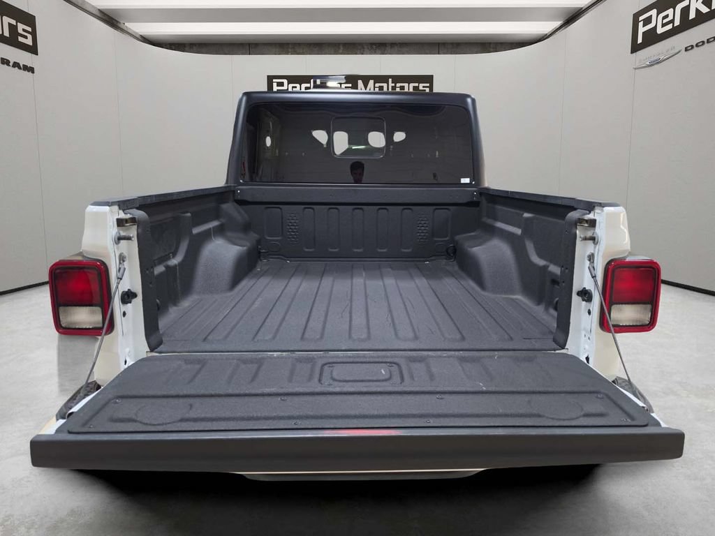 Certified 2025 Jeep Gladiator Sport AWD/4WD image 11