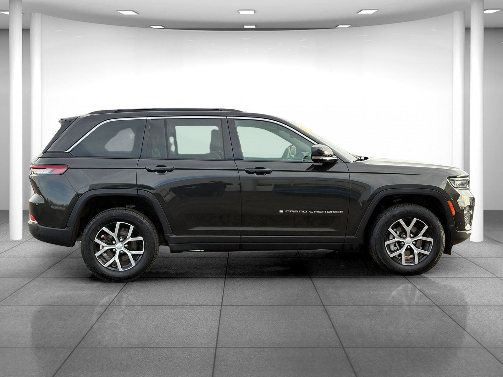 Used 2024 Jeep Grand Cherokee Limited w/ Luxury Tech Group II image 8
