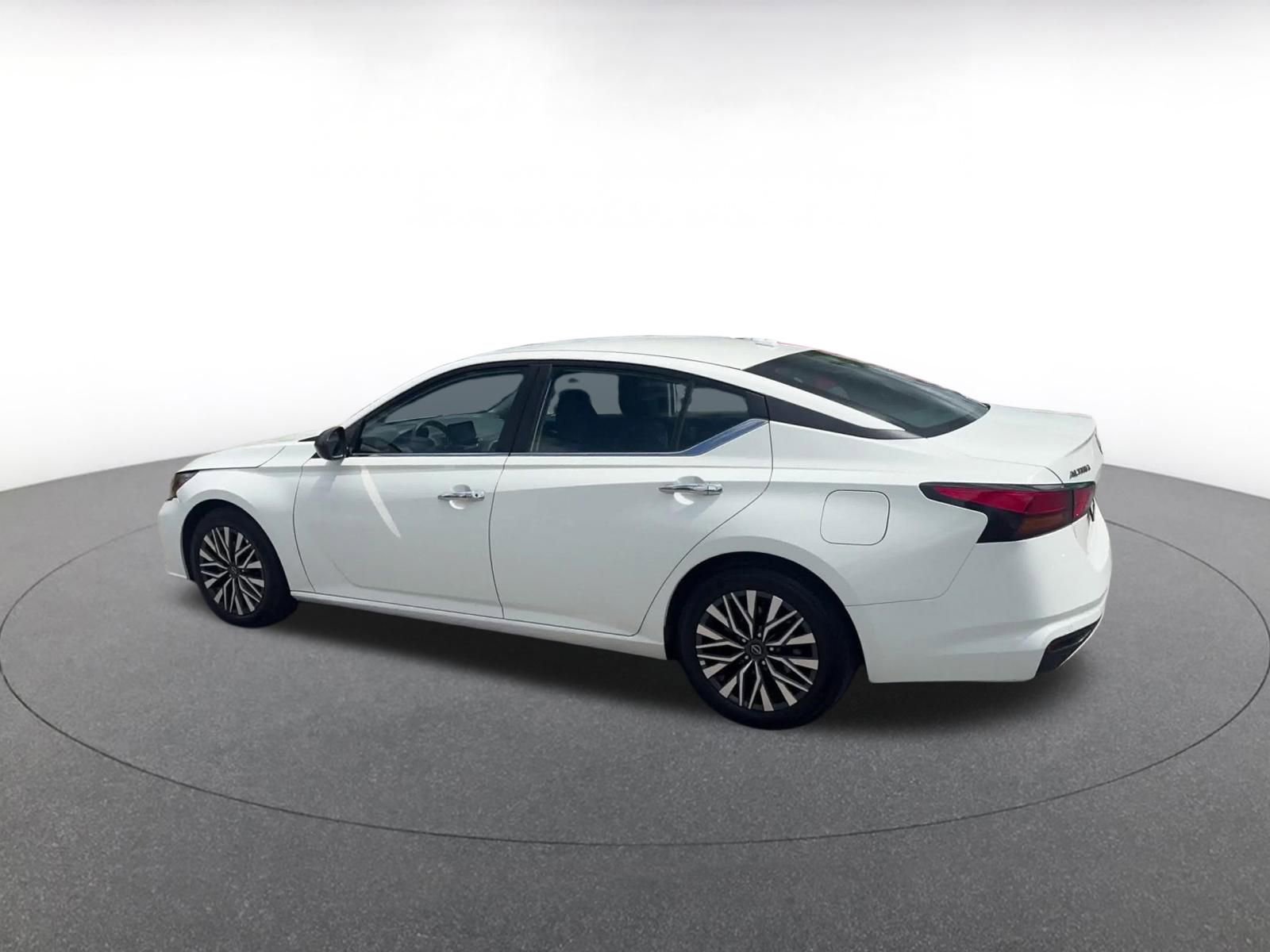Used 2025 Nissan Altima 2.5 SV FWD image 9