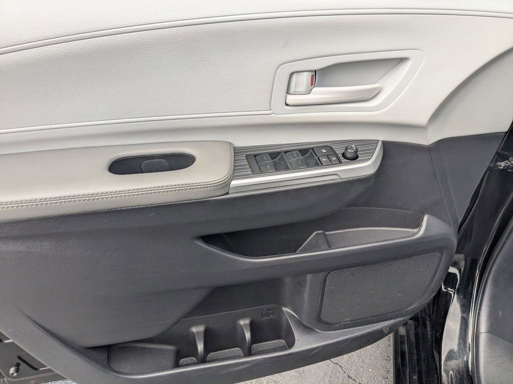 Used 2025 Toyota Sienna LE image 22