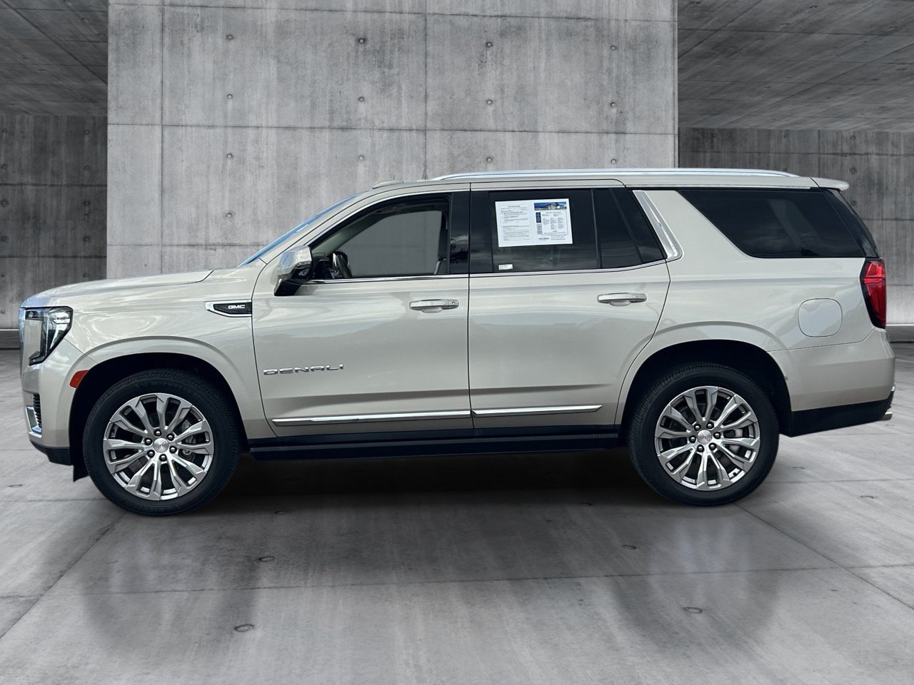 Used 2022 GMC Yukon Denali w/ Denali Premium Package AWD/4WD image 2