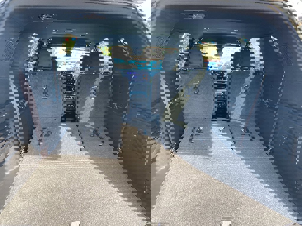 Used 2025 Chevrolet Traverse LT image 18